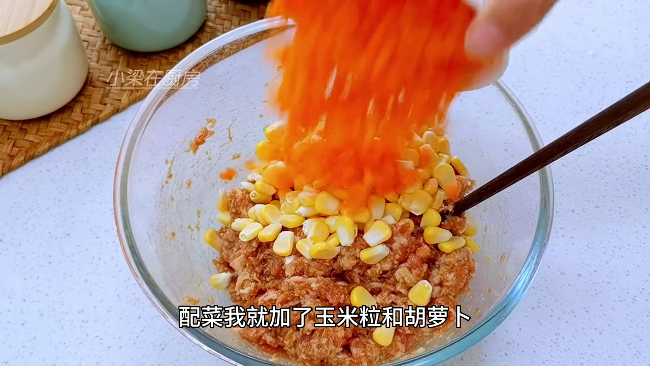 鲜肉花卷 ，吃起来像小笼包，松松软软很油润