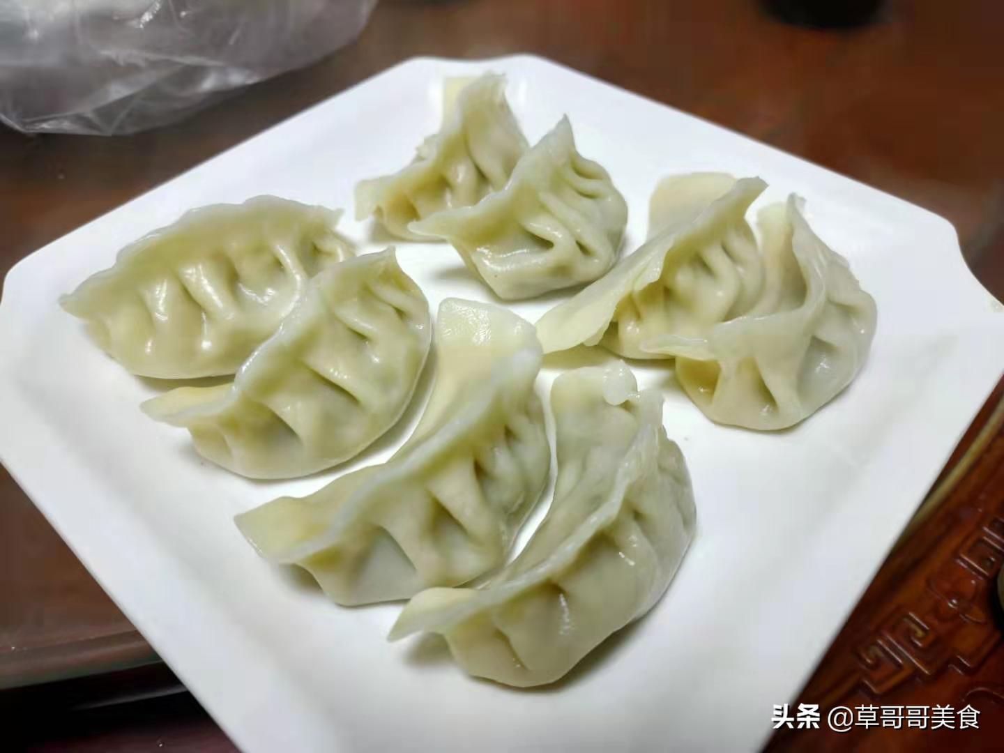 大葱和什么包饺子好吃？ 猪肉白菜大葱馅的饺子，又香又好看，十个吃饱饭