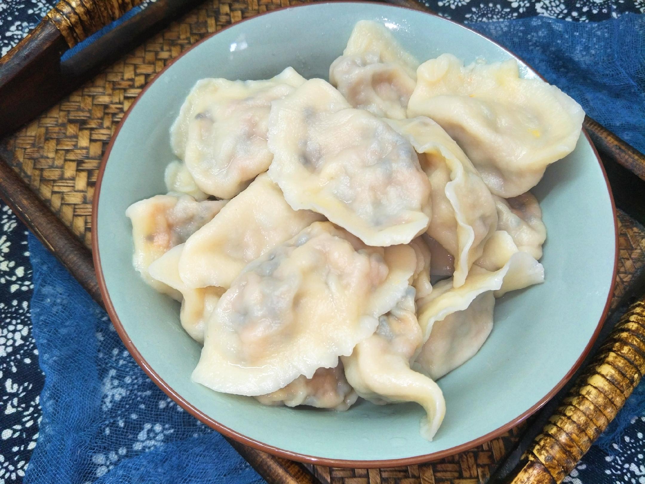 胡萝卜猪肉饺子好吃吗 ? 包胡萝卜饺子时，直接剁馅就是外行，多加1个步骤，萝卜更软香