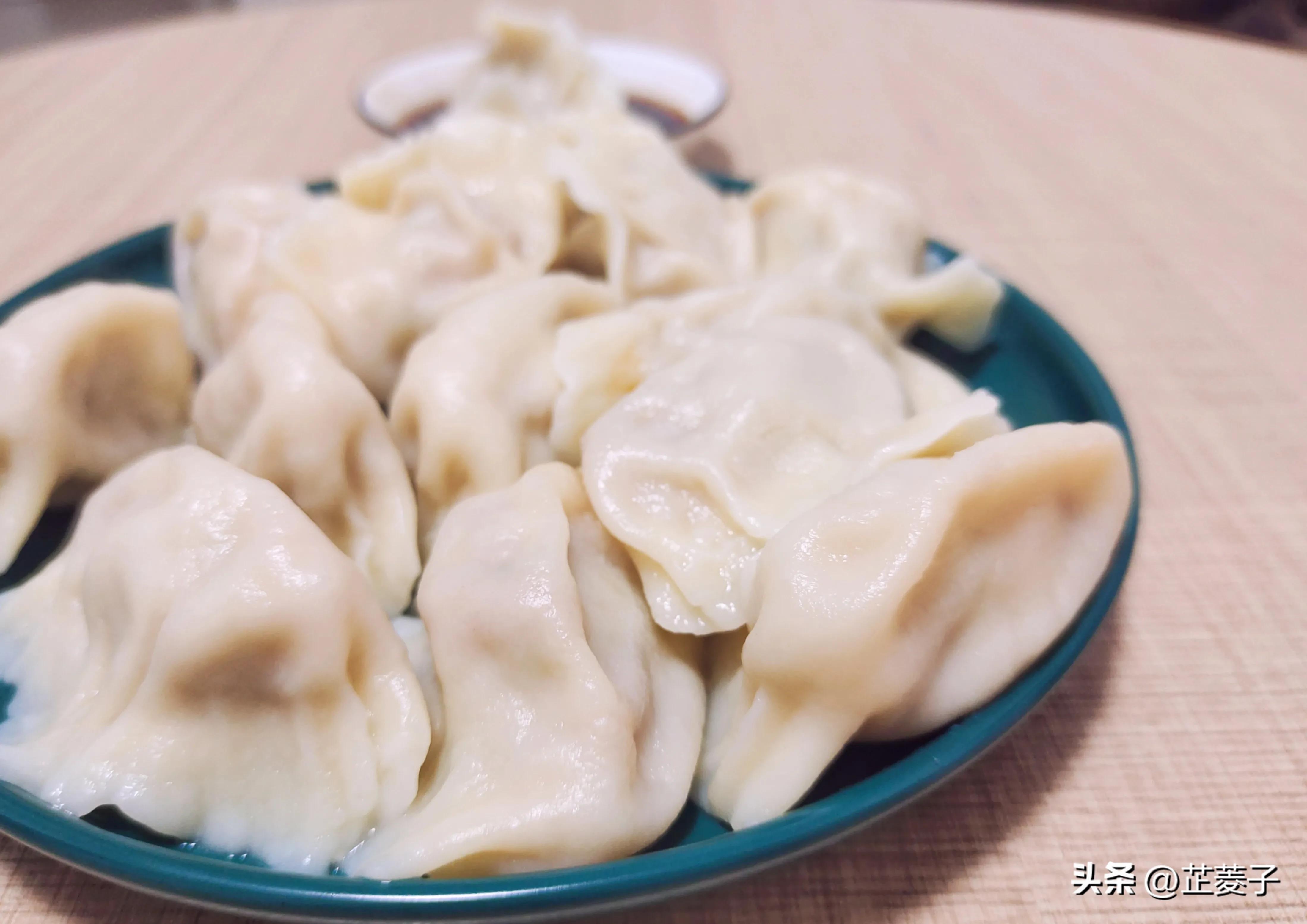 虾肉饺子馅怎么做好吃（鲜虾水饺怎么调馅儿才最鲜美？）