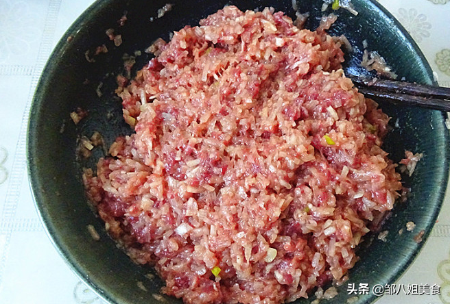 怎么做牛肉饺子，记住“2放3不放1窍门”，饺子鲜香多汁，不腥不柴