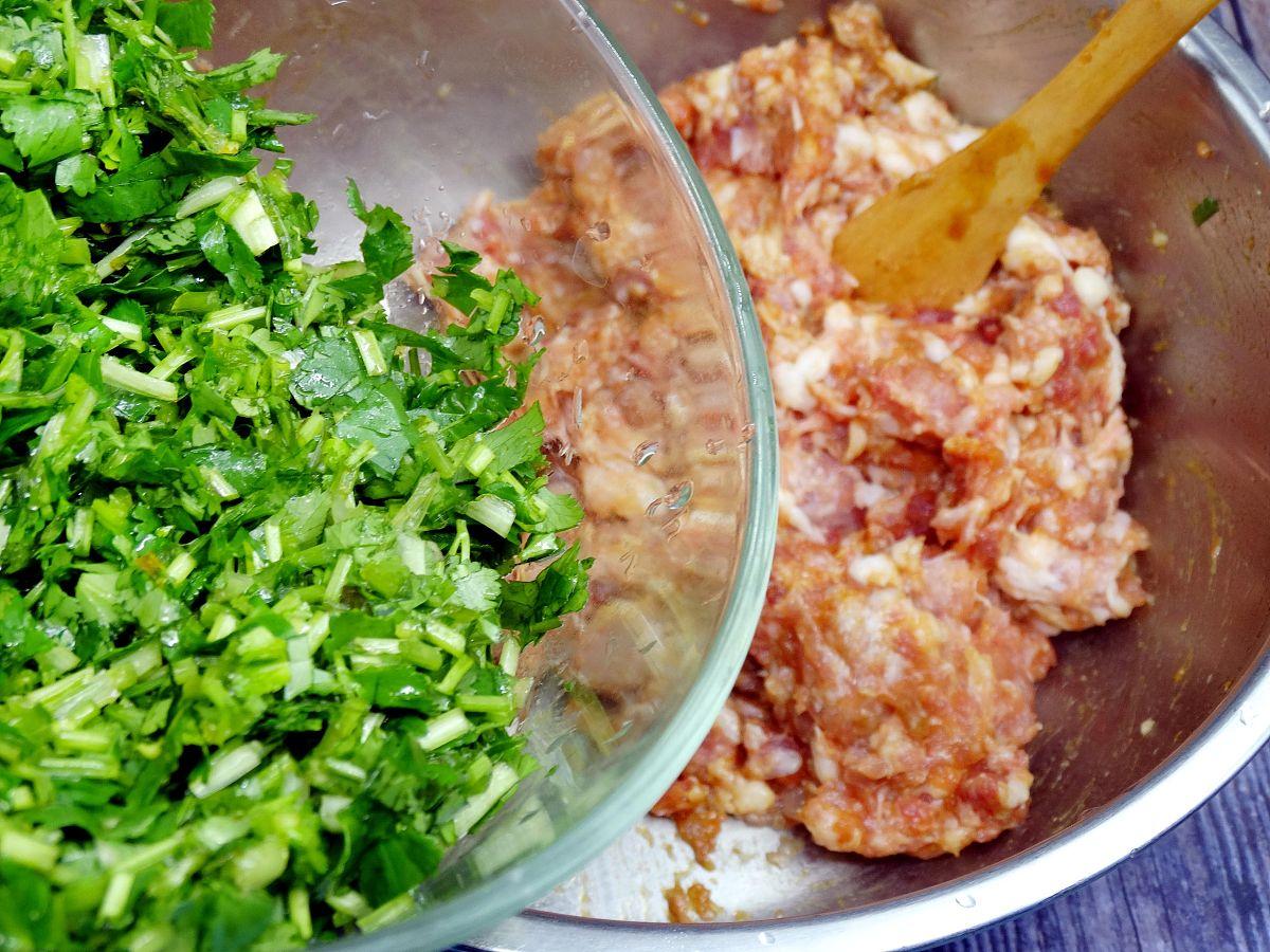 香菜包饺子怎么做，这几个要点要掌握，做对饺子馅香味浓又爆汁